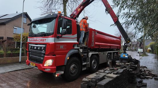 Op pad met de tegeltaxi: Gerbrand haalt tonnen tegels op voor een groenere buurt
