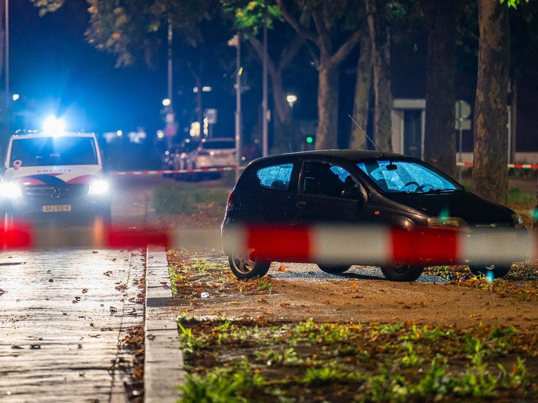 Auto beschoten op Walhallalaan in Rotterdam.