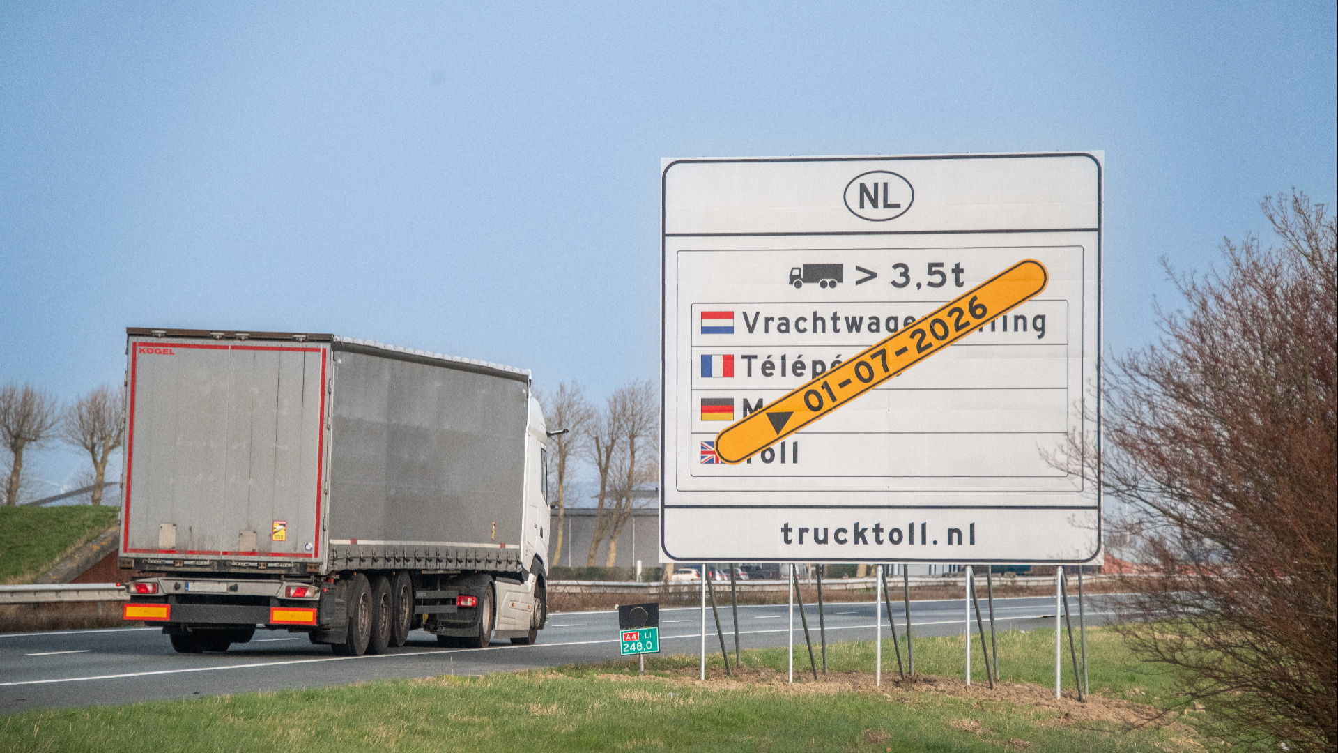 De borden langs de wegen wijzen de vrachtwagensector op de heffing per 1 juli.
