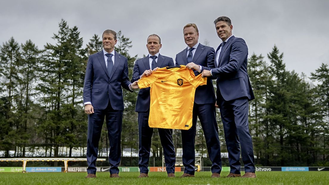De 'Groningse' staf van Oranje. V.l.n.r.: Erwin Koeman, Sipke Hulshoff, Ronald Koeman en Patrick Lodewijks