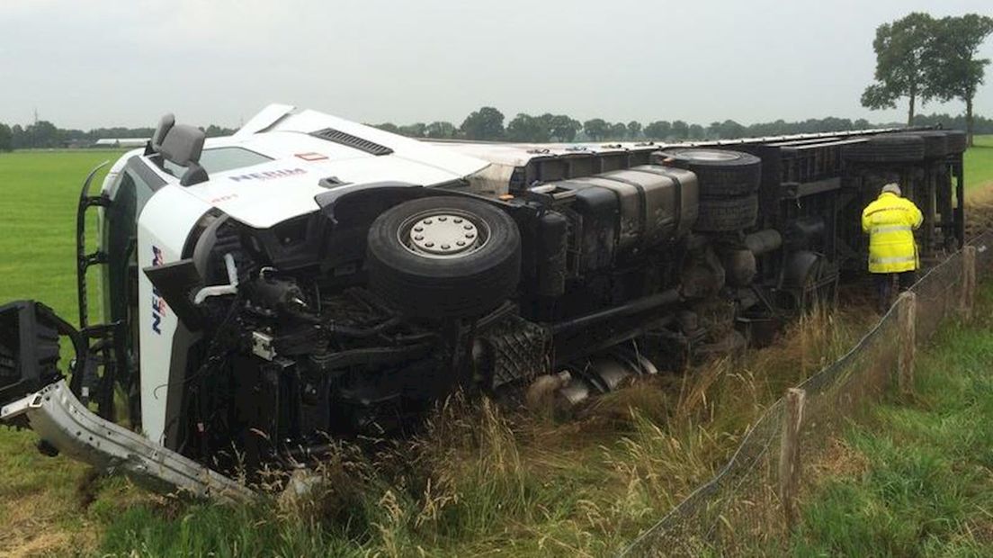 Vrachtwagen in weide langs A28