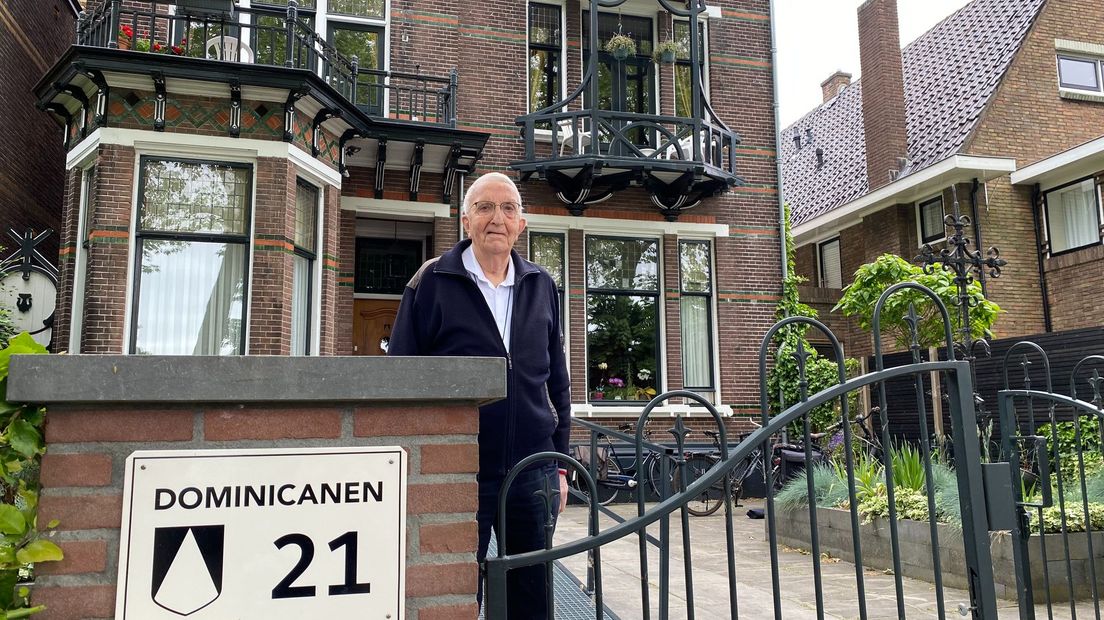 Broeder Wijbe Fransen voor het nieuwe onderkomen: geen klooster, maar een villa