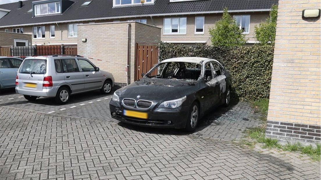 De BMW die in brand is gestoken.