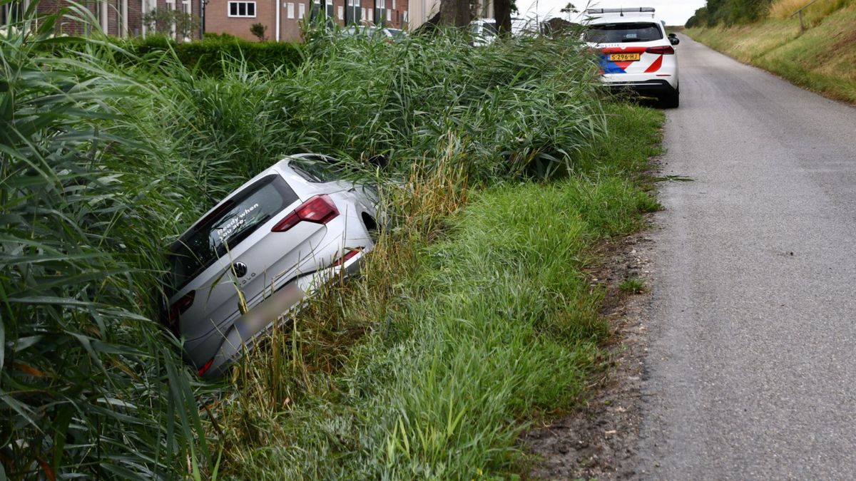 Auto in sloot bij Wolphaartsdijk, bestuurder spoorloos
