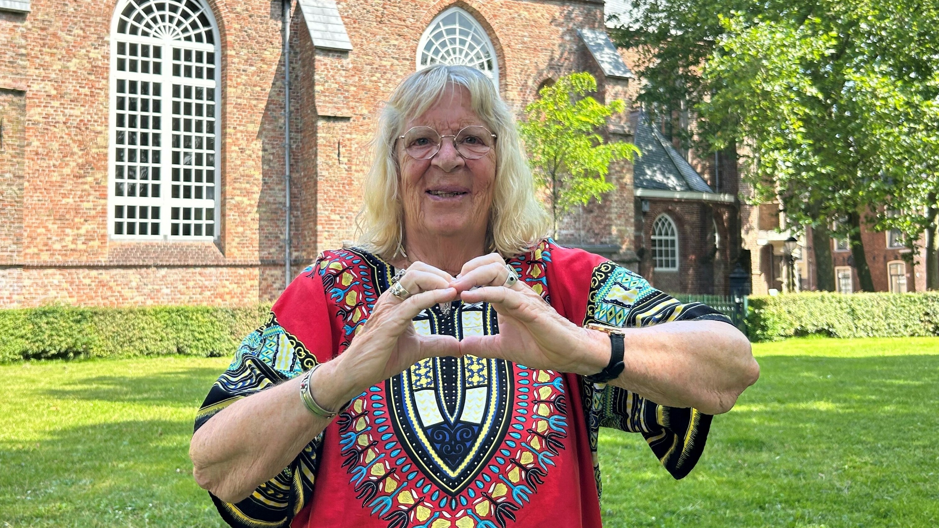Corry Nicolay bij de Grote Kerk in Leeuwarden