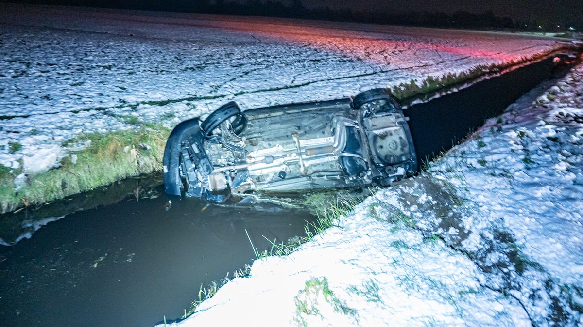 Auto in de sloot bij De Westereen | Hoogwerker met problemen in Stiens