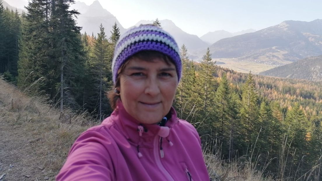 Evelien Thielen tijdens haar dagelijkse wandeling in de Oostenrijkse bergen