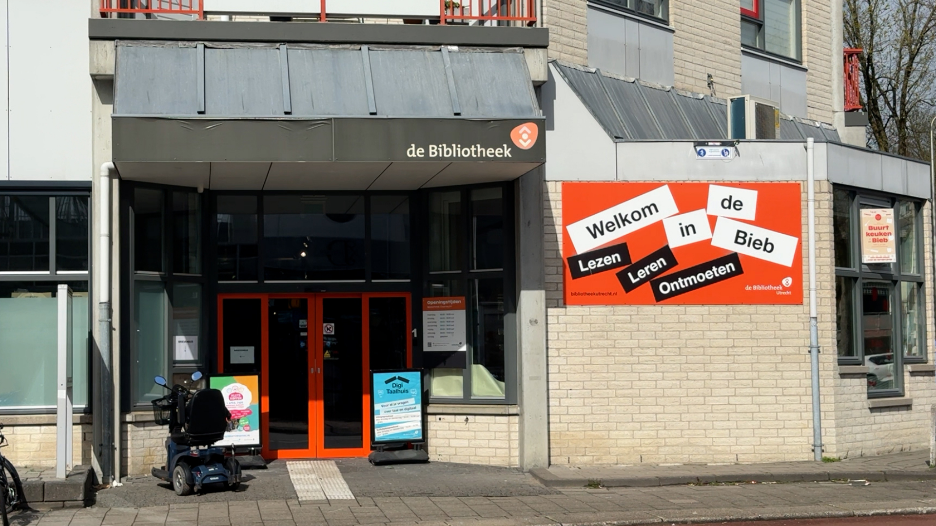 Eten gooien en lawaai maken: politie 4 keer naar bibliotheek Overvecht vanwege overlast