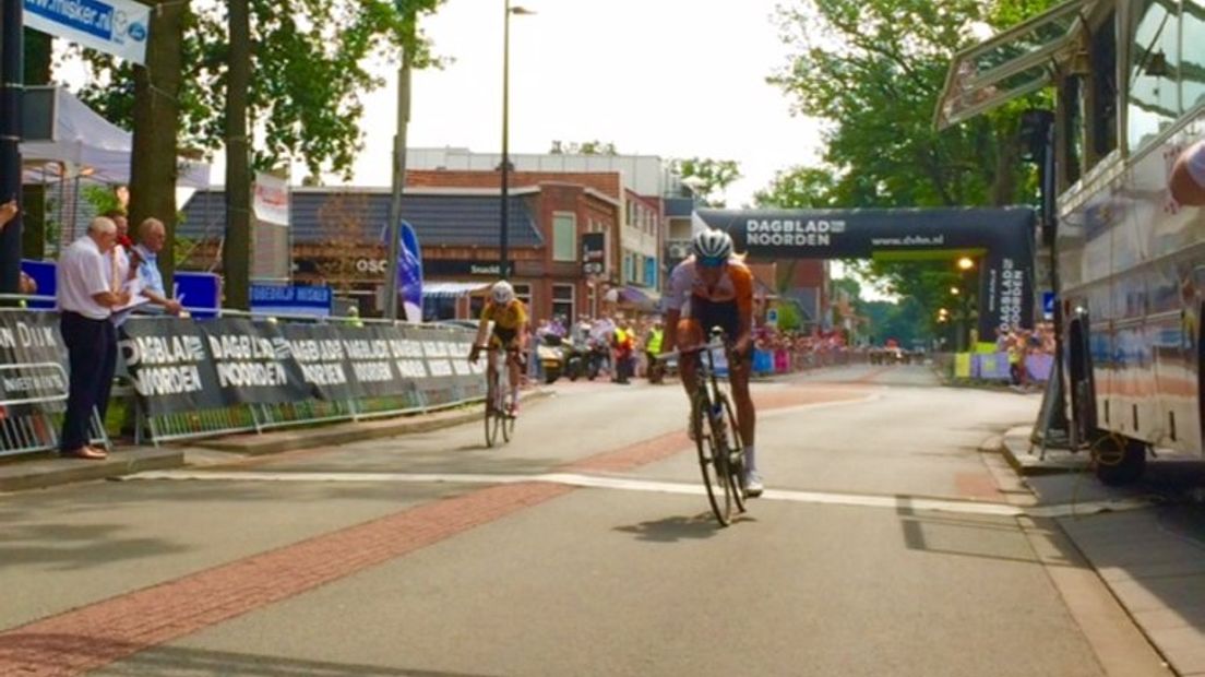Moniek Tenniglo wint de sprint van Oomen (Rechten: Karin Mulder / RTV Drenthe)