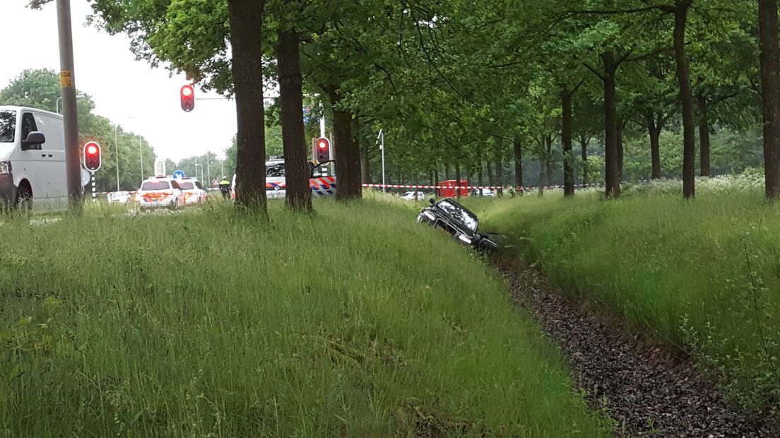 De N18 bij Varsseveld was woensdagochtend in beide richtingen afgesloten na een ongeval. Twee personen waren op hun vlucht voor de politie met hun auto van de weg geraakt. De omgeving werd daarna ruim afgezet vanwege explosiegevaar, maar na onderzoek van de EOD bleek daar geen sprake van.