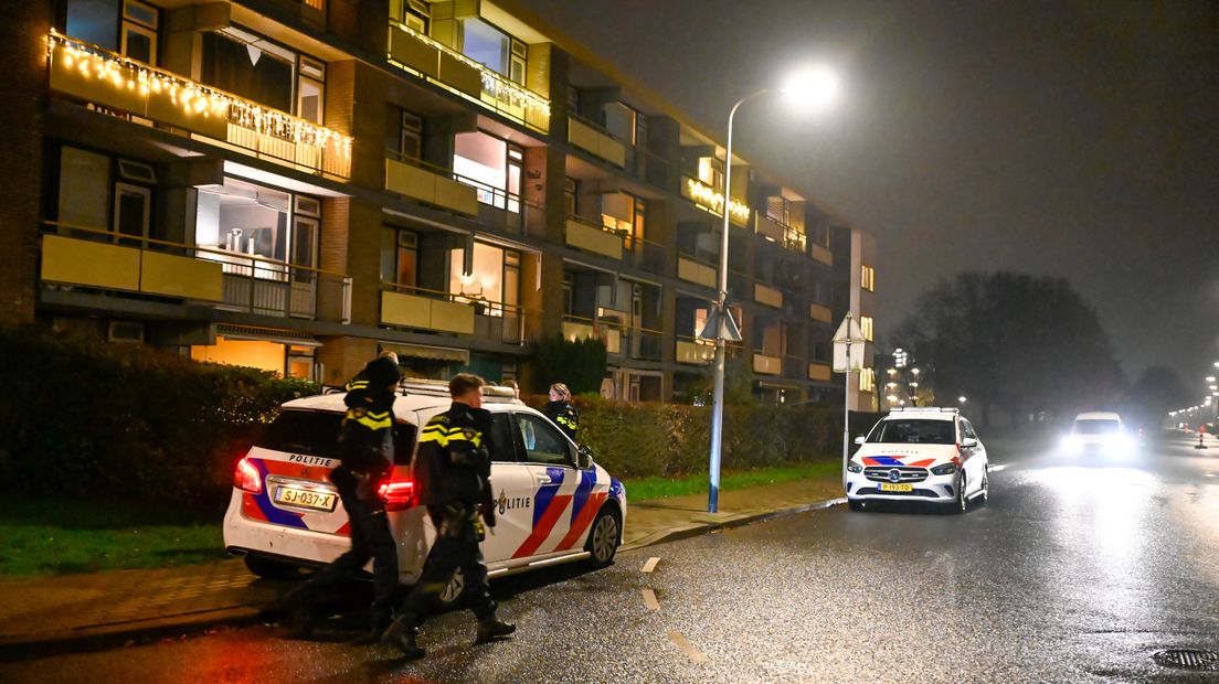 Politie valt woning in Almelose wijk Schelfhorst binnen