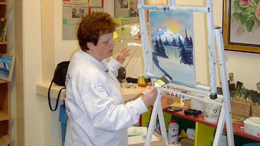 Janny terwijl ze een Bob Ross-schildercursus geeft