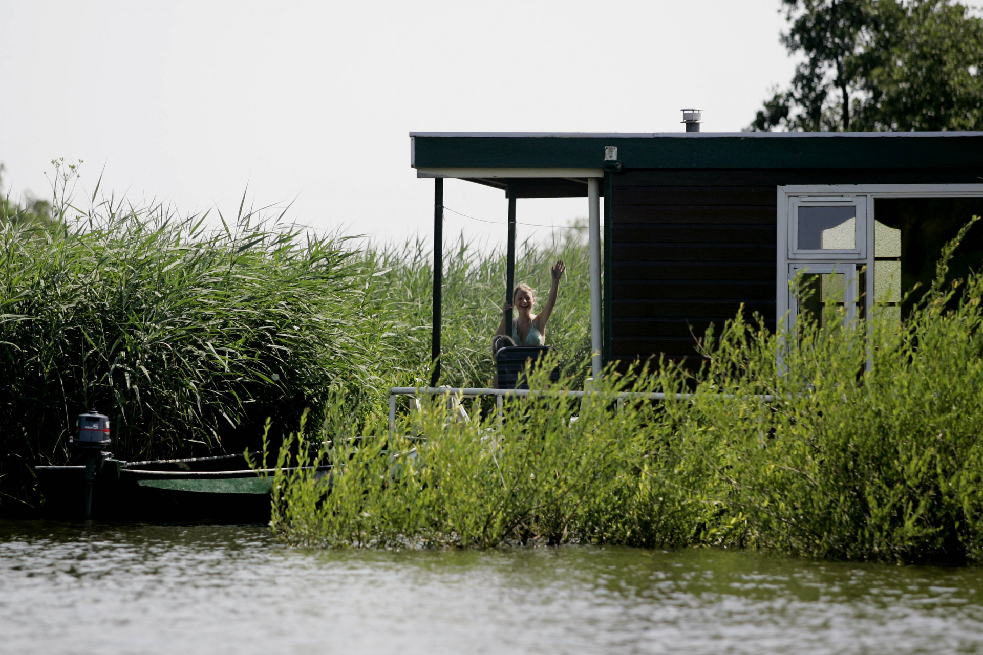 Een woonboot in het groen