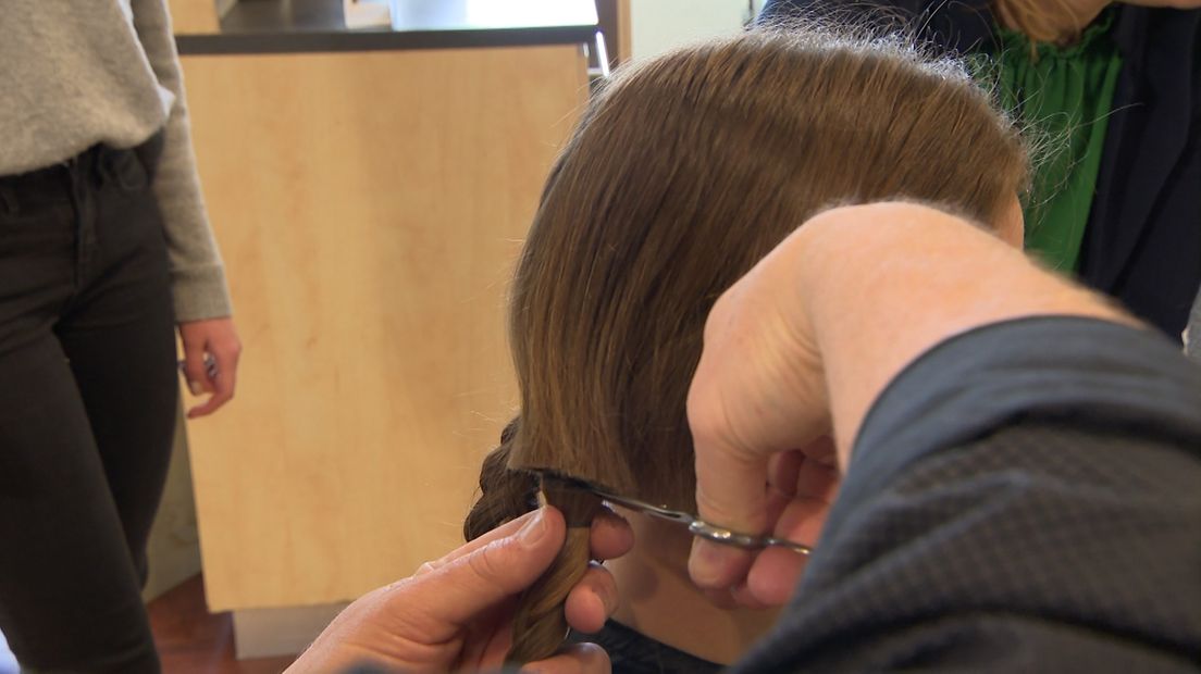 Wil jij van lang naar een korte(re) zomercoupe? Doneer dan je haar met een gratis knipbeurt voor Stichting Haarwensen. Jouw haar wordt gebruikt voor kinderen tot en met 18 jaar, die door medische behandelingen of een vorm van alopecia (kaalhoofdigheid) in aanmerking komen voor een haarwerk of pruik.