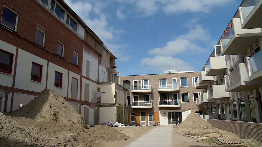 Woonzorgcentrum Antonius Kloosterzande, het linkergebouw wordt gesloopt, rechts de nieuwe appartementen