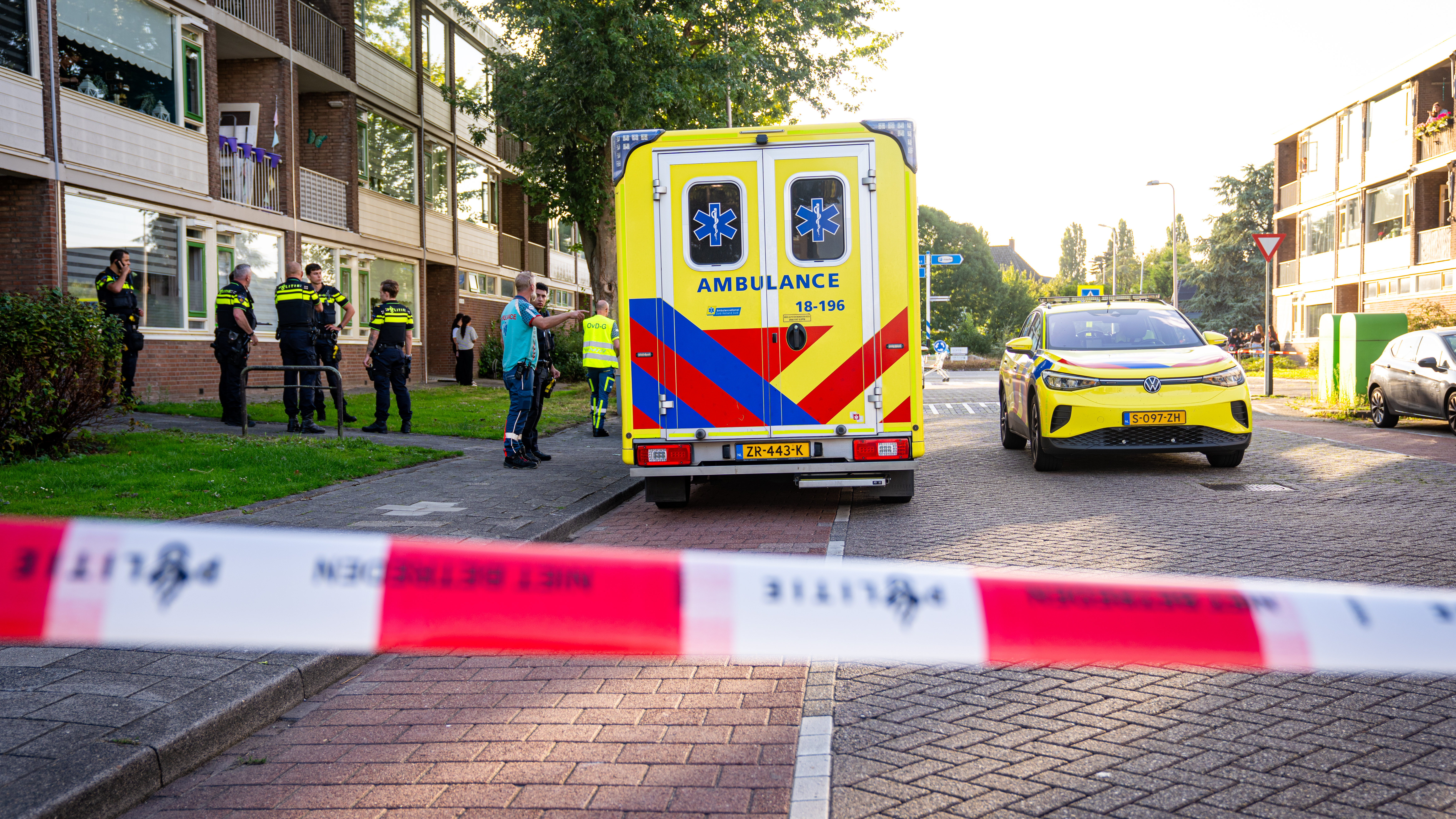Een ambulance is opgeroepen om de vrouw en baby na te kijken. Beiden zijn meegenomen naar het ziekenhuis.