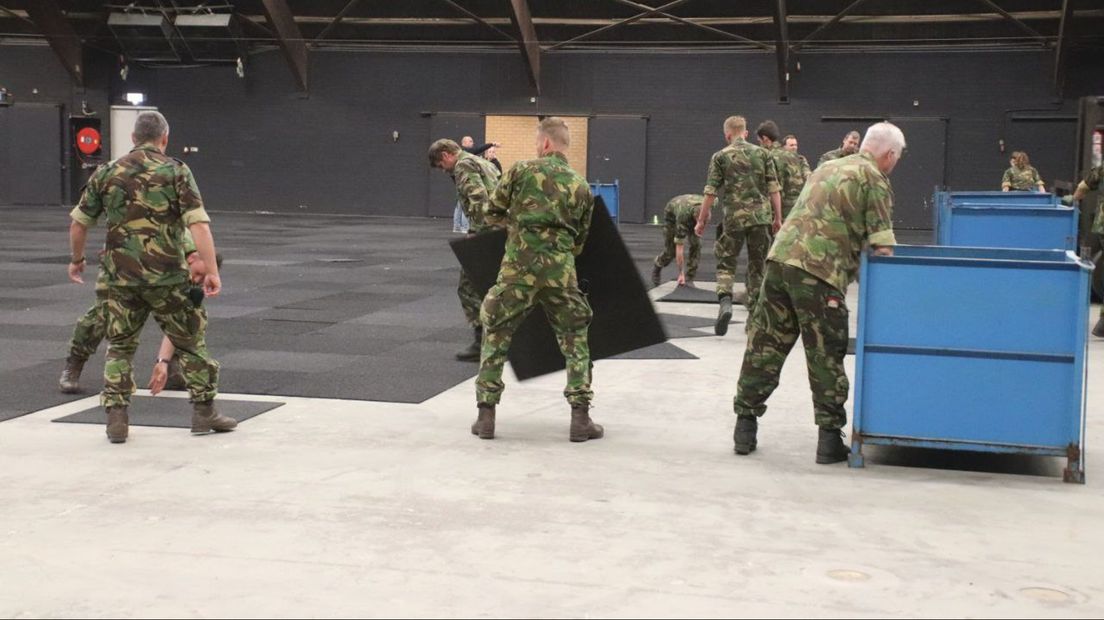 Militairen helpen bij klaarmaken van IJsselhallen voor opvang asielzoekers