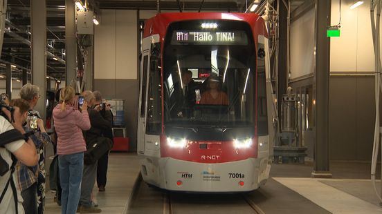 Eerste passagiers stappen in nieuwe tram: 'Blij en trots' Home