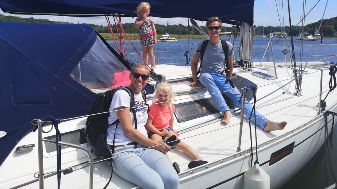 Joost en Froukje Deutekom met dochters Wende en Isa op hun boot Isis