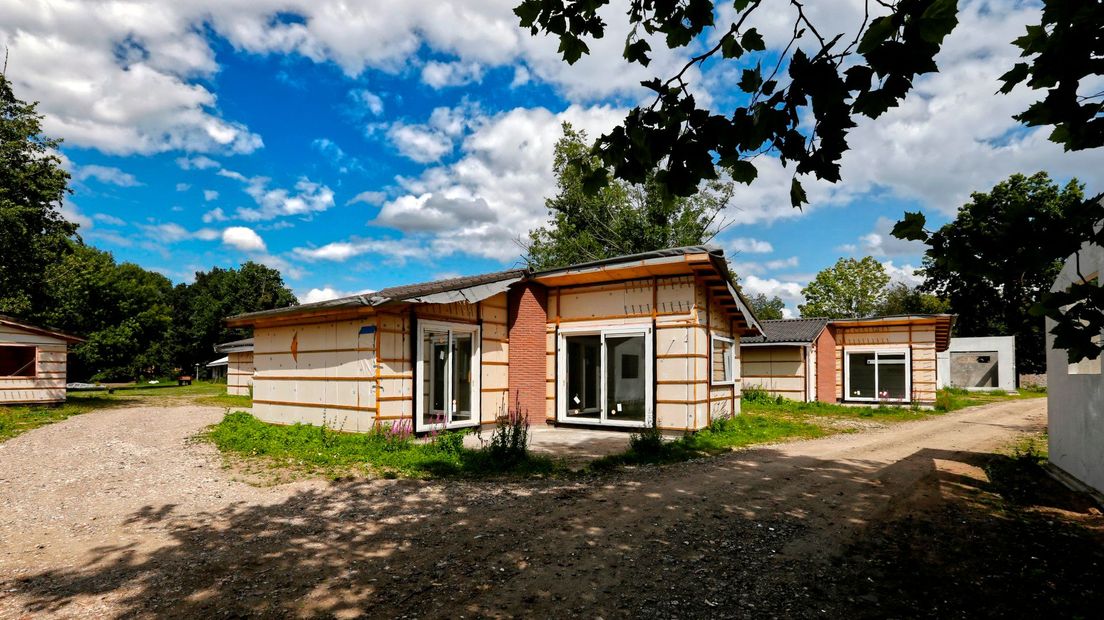 Veel half afgebouwde chalets staan al jaren op de camping