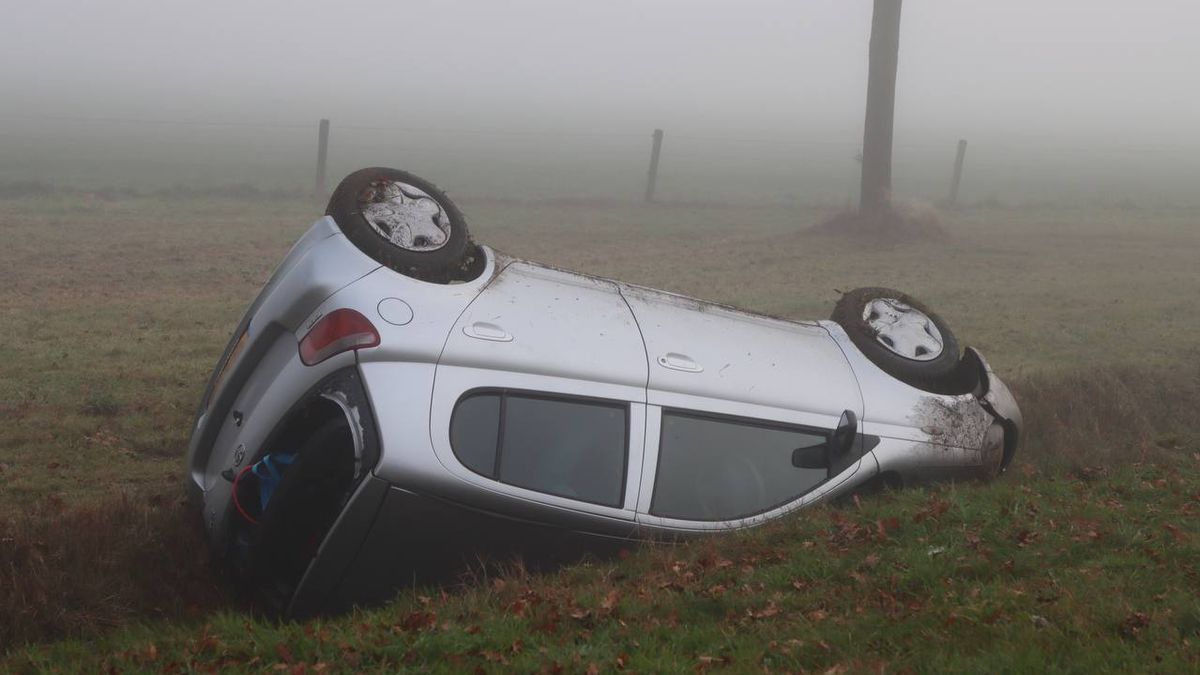 Auto belandt op de kop in greppel bij Denekamp