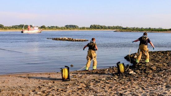 Grote zoekactie naar persoon in de Waal met duikers, boten en helikopter