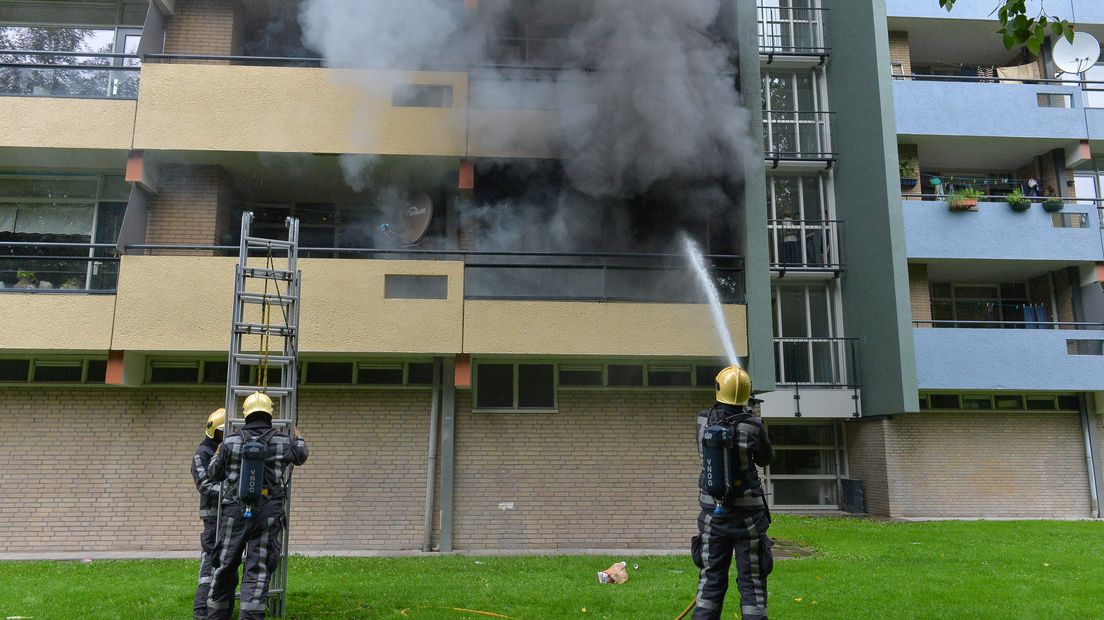 In een flatgebouw aan de Aristotelesstraat in Apeldoorn heeft brand gewoed.