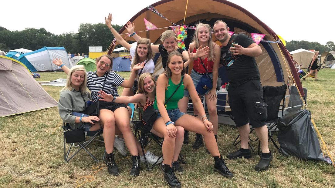 De Zwarte Cross 2019 is in volle gang. De eerste optredens zijn achter de rug en de camping is open. Michael van Gerwen en Raymond van Barneveld gooiden als slotstuk tegen elkaar in de tent. Dat werd een hilarisch optreden. Lees hier hoe de donderdag verliep!