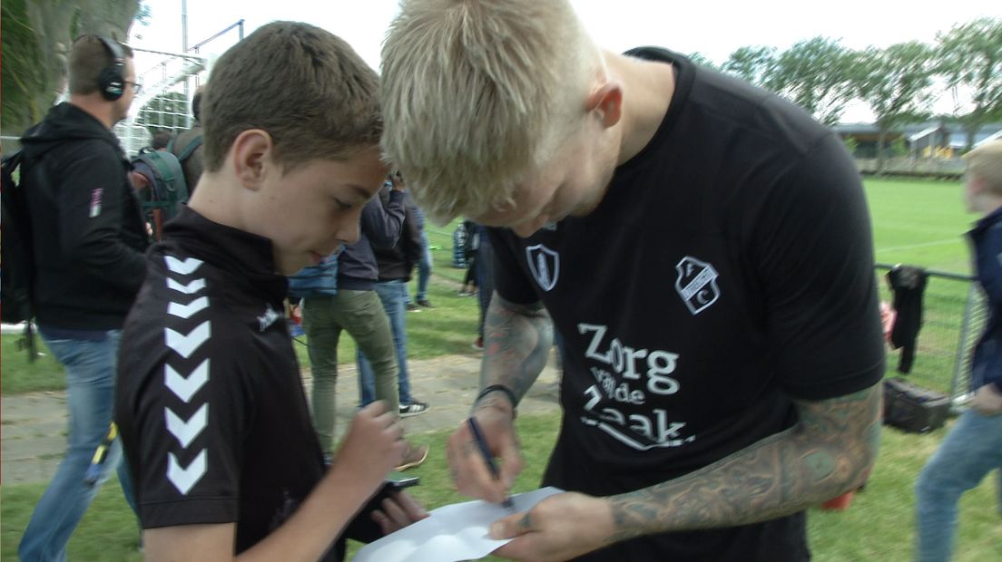 Simon Makienok  deelt handtekeningen uit, na de eerste training van FC Utrecht