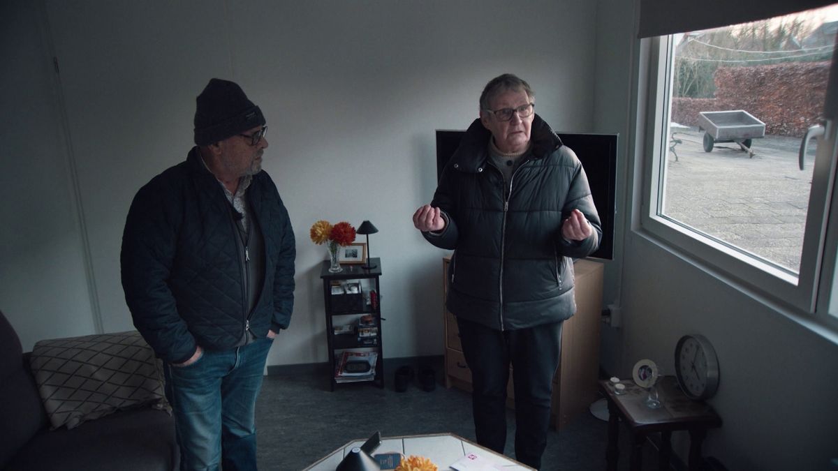 Isolatieschuim maakt huis onbewoonbaar: echtpaar woont noodgedwongen in container