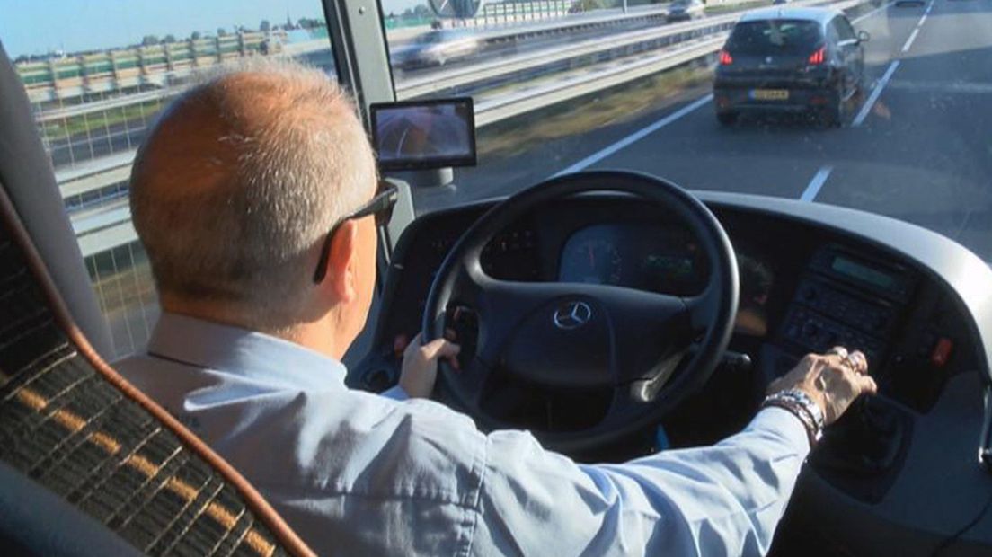 Touringcarbedrijven voeren woensdag actie: 'Veertig procent haalt het niet zonder versoepeling'