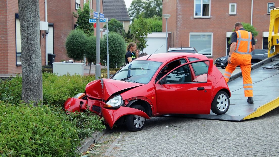 Dronken automobiliste knalt tegen boom in Hulst