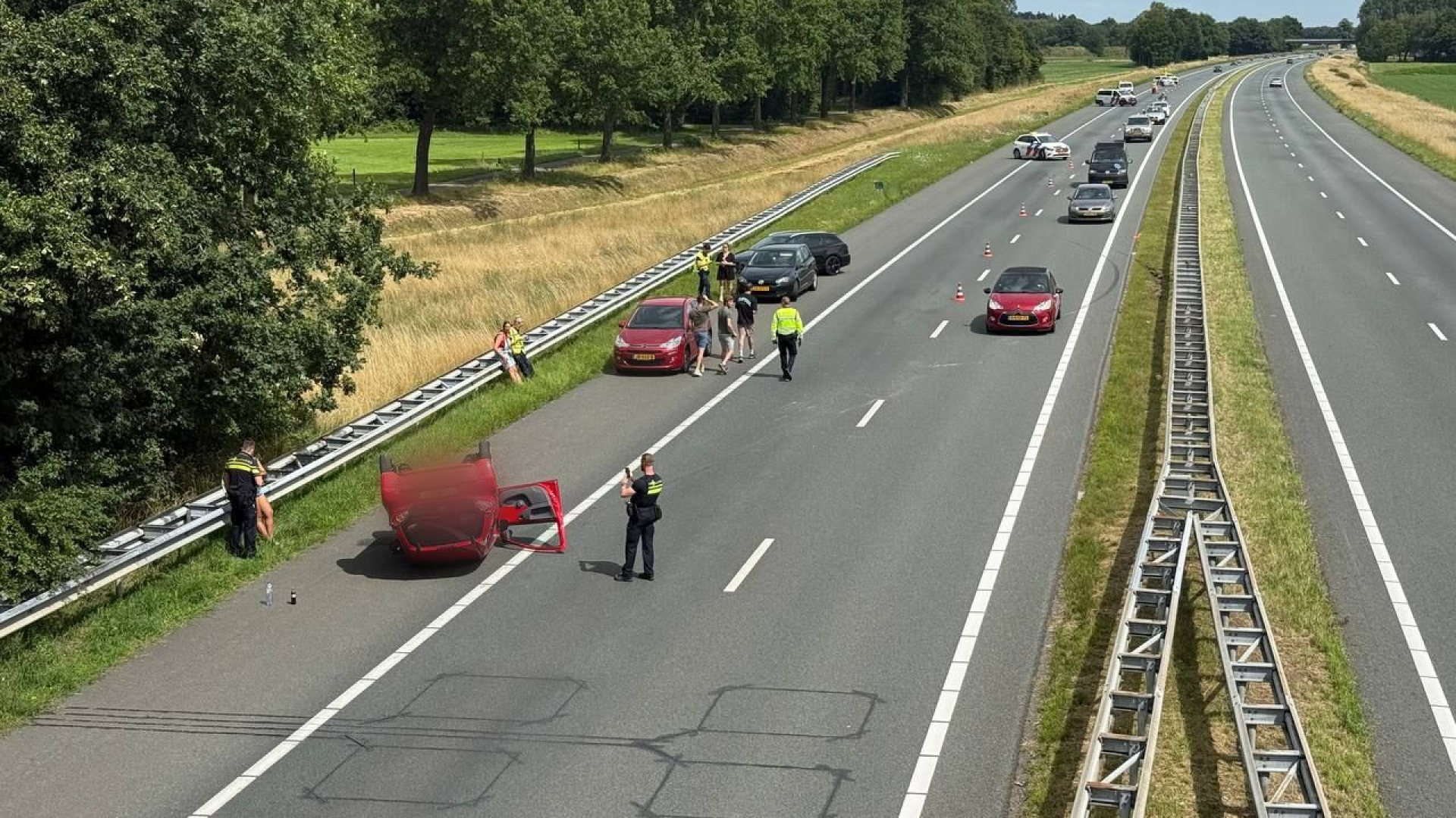 Auto op de kop op A18, één persoon gewond