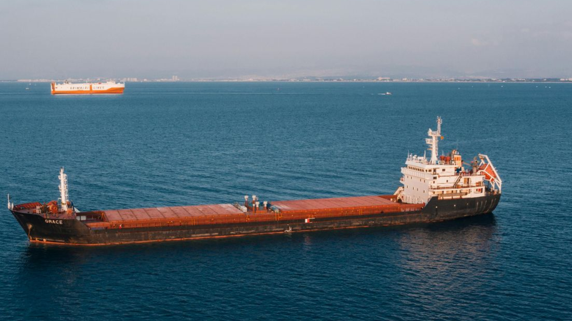 Voor de zeevarenden is het afwachten.