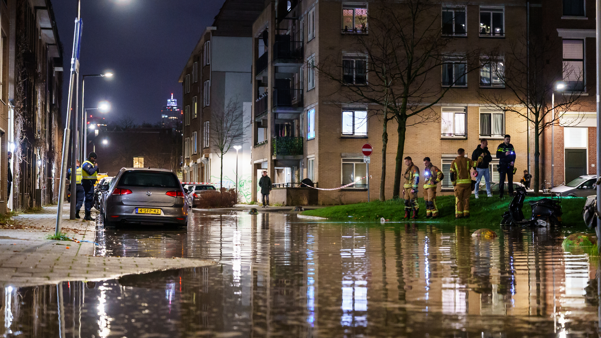 Meerdere straten staan blank door de leidingbreuk.