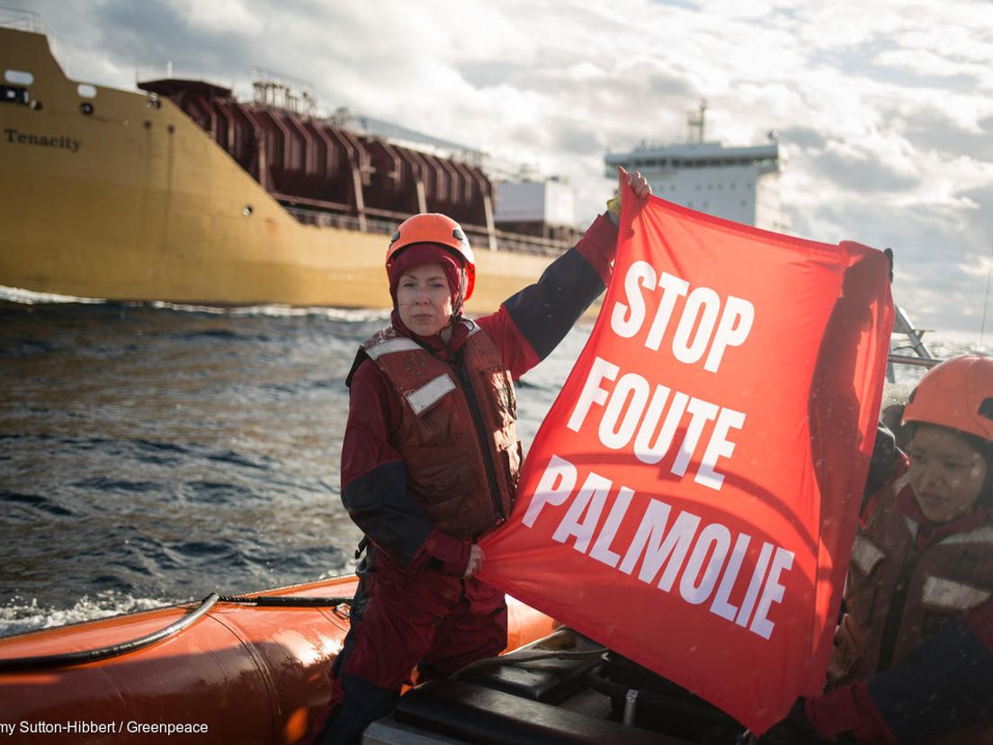 Actievoerders van Greenpeace bij vrachtschip Stolt Tenacity