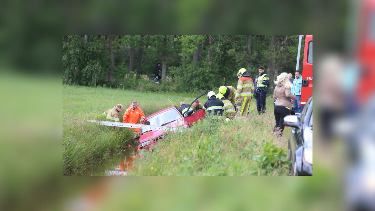 Auto belandt in de sloot bij Wijnjewoude