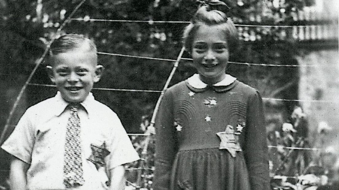 Benjamin en Jansje Pais mei de Joadestjerren op 'e klean, 8 en 9 jier âld