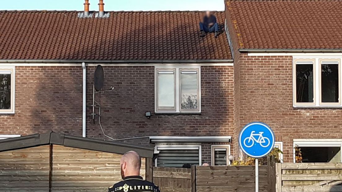 De verwarde man die woensdagmiddag op het dak van een tussenwoning in Tiel zat, is er af. Hij is zelf naar beneden geklommen en daarna door de politie meegenomen.