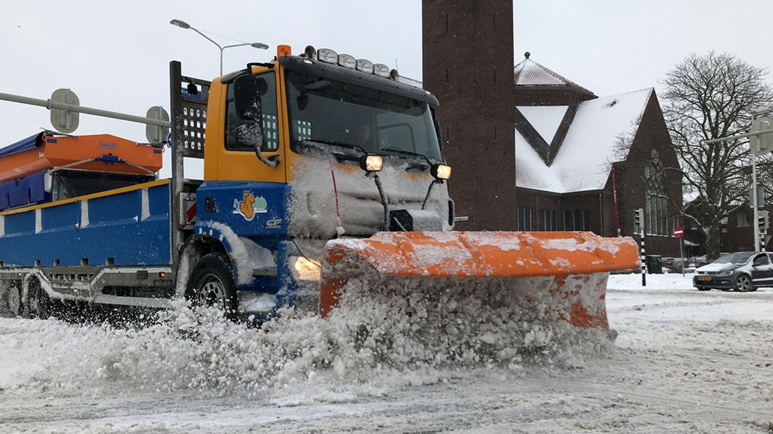 Deze sneeuwschuiver op de Utrechtse Thomas à Kempisweg verzet bergen werk.