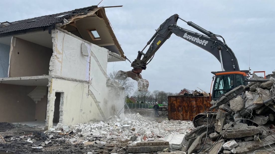 De huizen gaan tegen de vlakte