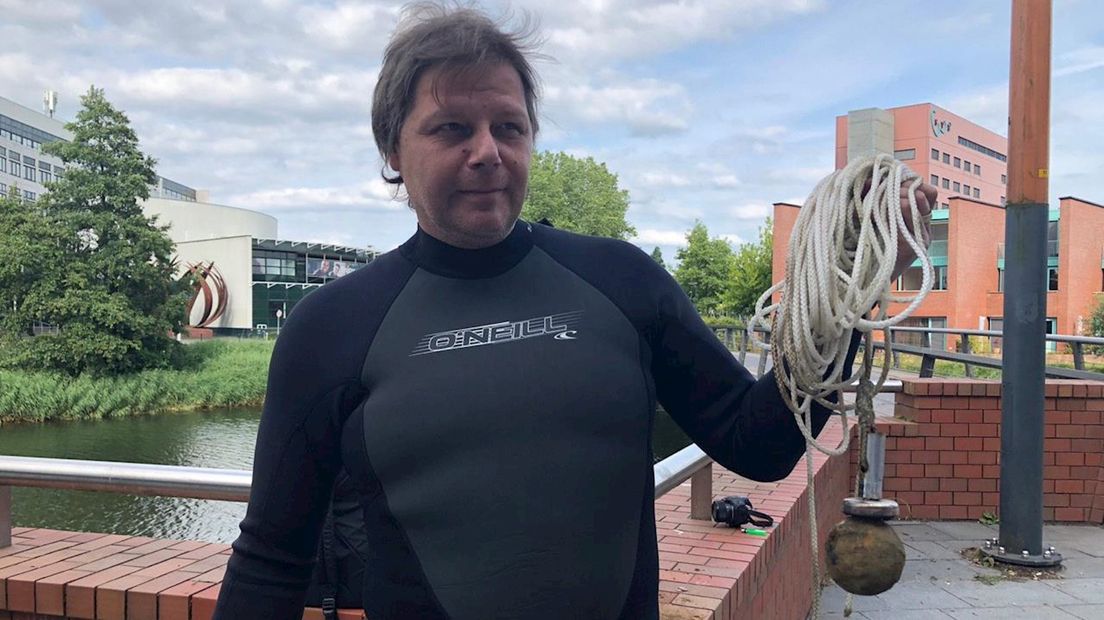 Angelo uit Deventer vist eeuwenoud voorwerp uit het water