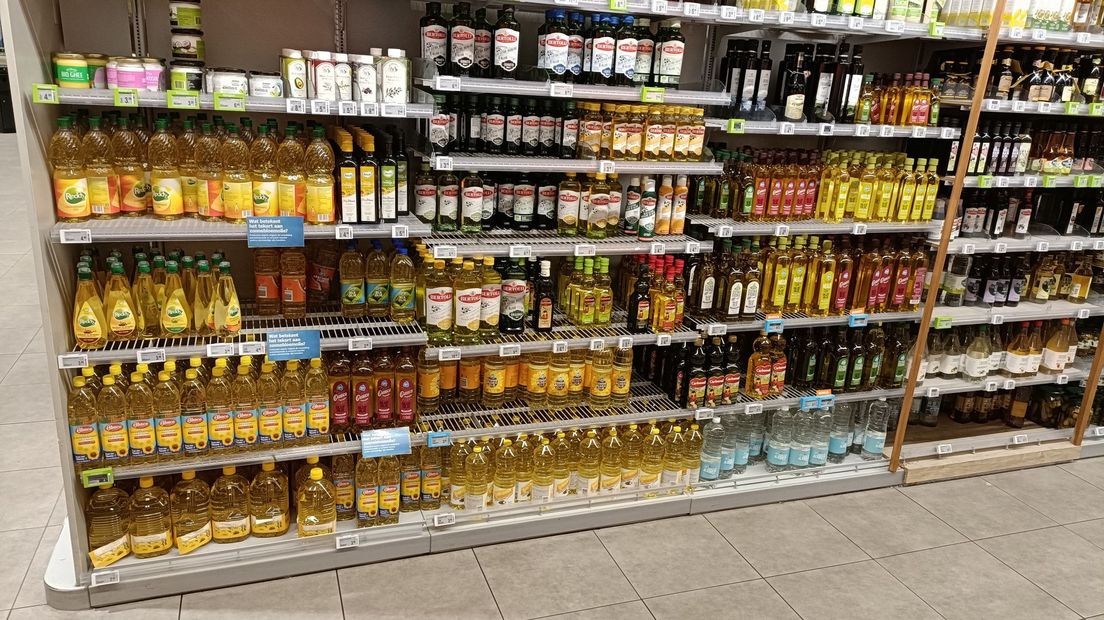 Schappen vol zonnebloemolie bij deze Haagse Albert Heijn