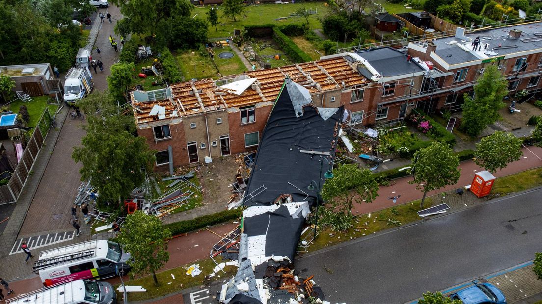 Van dit woningblok in Zierikzee is het dak eraf gewaaid