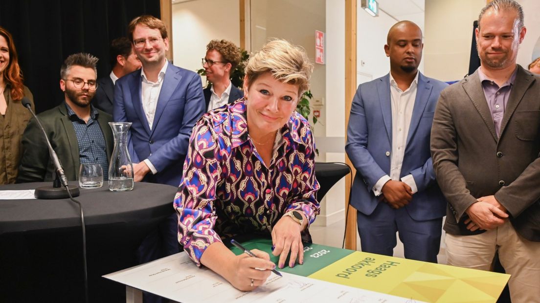 GroenLinks-wethouder Mariëlle Vavier ondertekent in de bibliotheek in Transvaal het akkoord