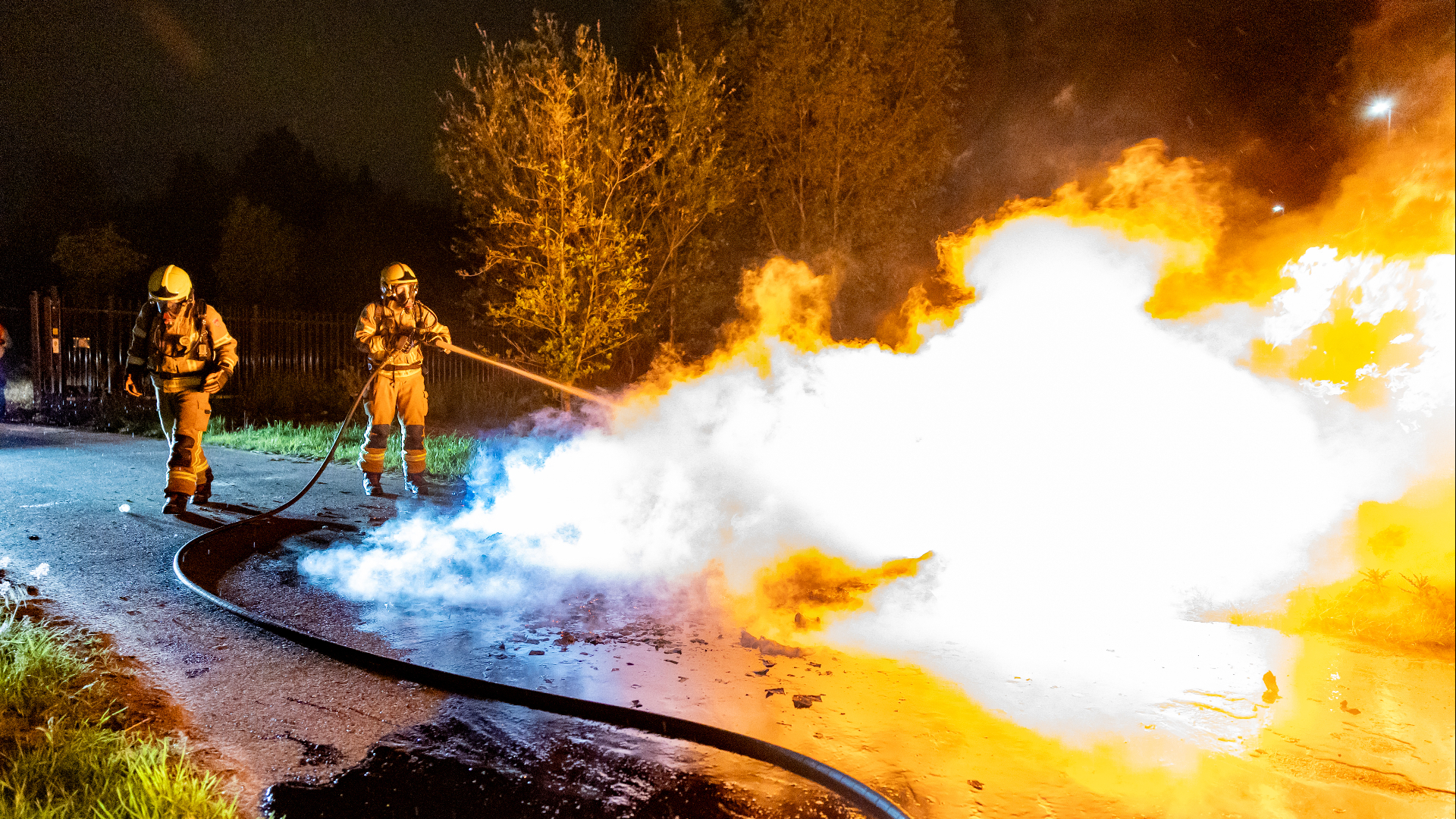 De jerrycans zorgden voor flinke vlammen