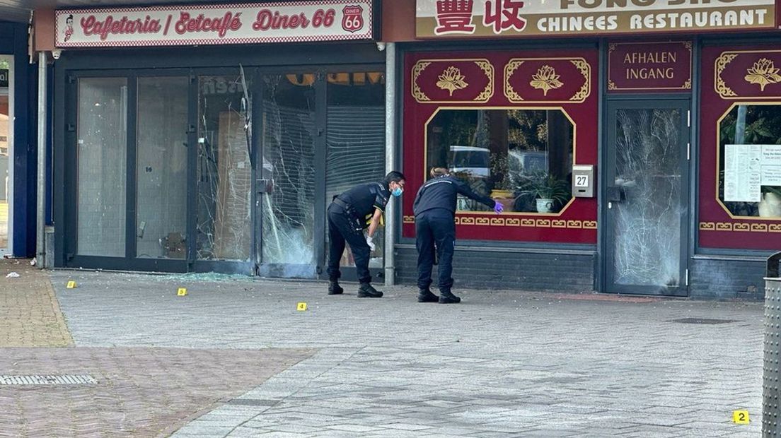 Agenten bezig met onderzoek in winkelcentrum.