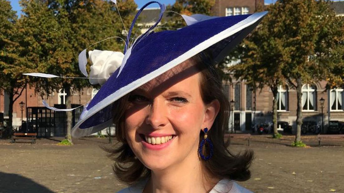 Stieneke van der Graaf showt haar zomerse hoedje op Prinsjesdag