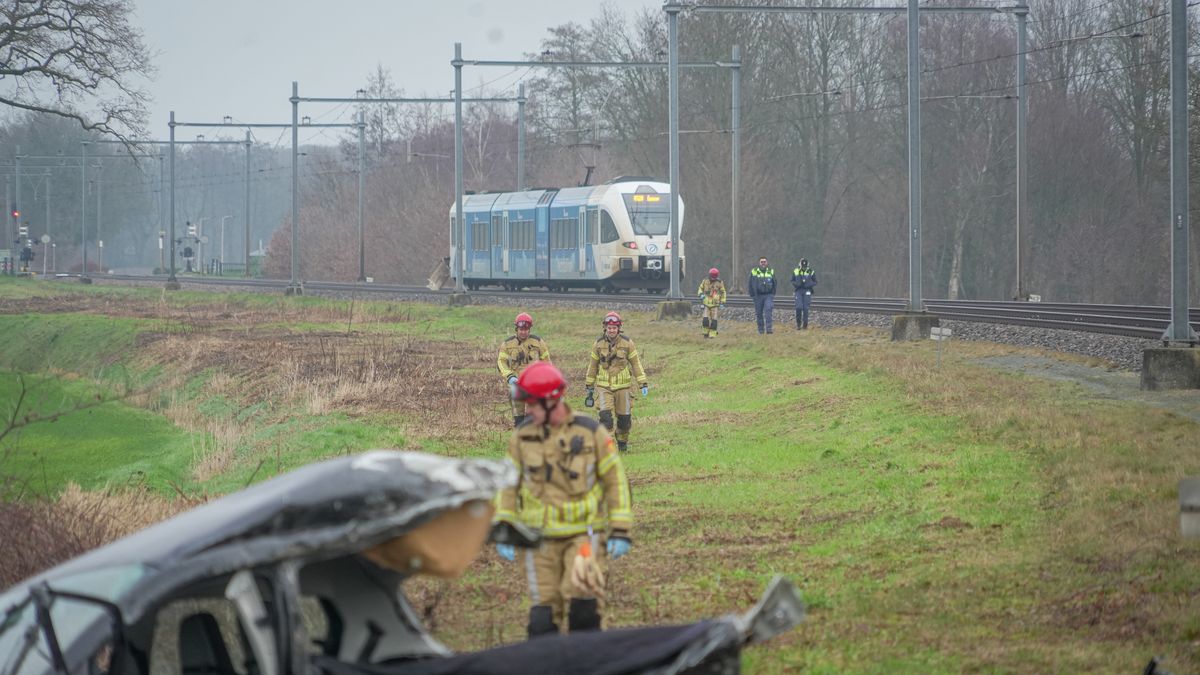 112 Nieuws: Opnieuw politie bij fokker Paasloo | Auto botst met trein bij Loozen