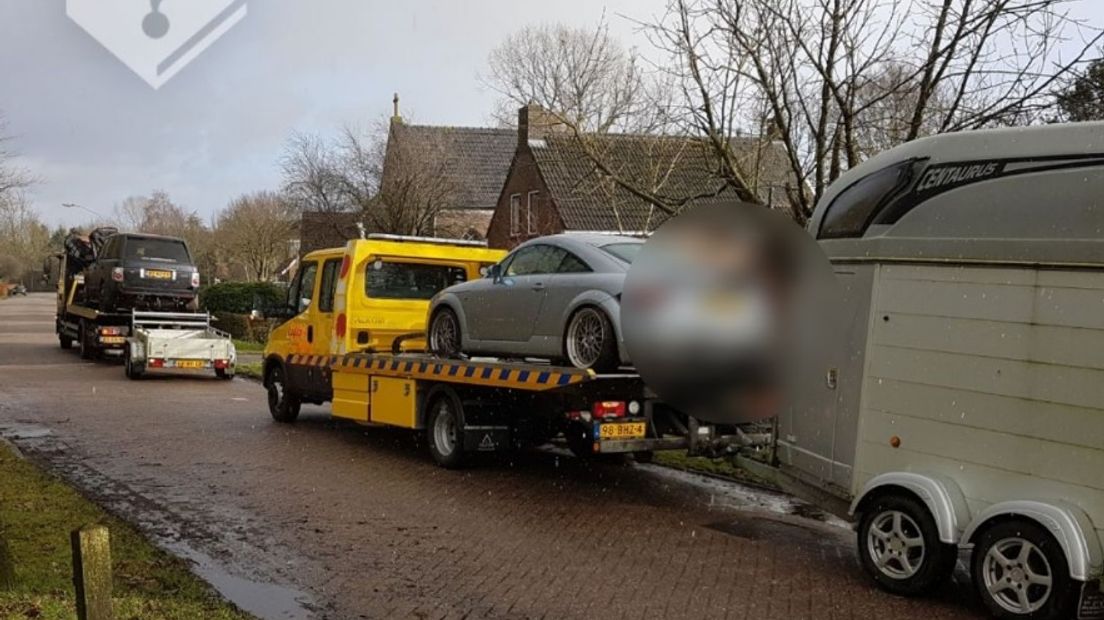 Twee auto's en aanhangers worden in beslag genomen (Rechten: Twitter Politie Drenthe)